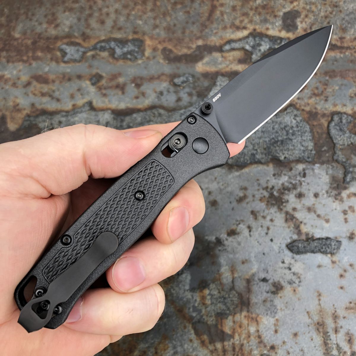Benchmade Bugout Black CF-Elite Scales 3.2